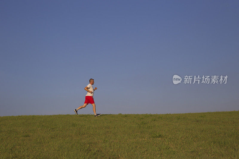 成年人在户外慢跑，以保持健康和放松