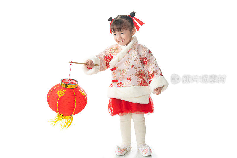 一个小女孩手提红色灯笼庆祝新年