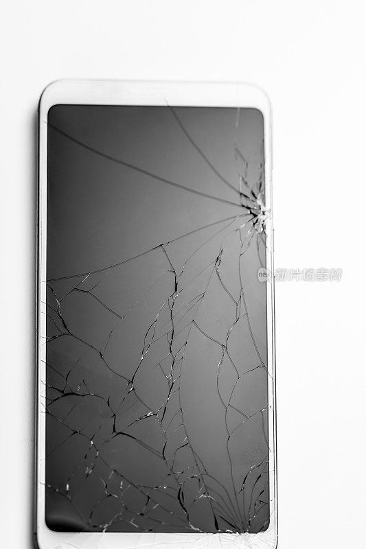 碎裂屏幕，白色背景的智能手机