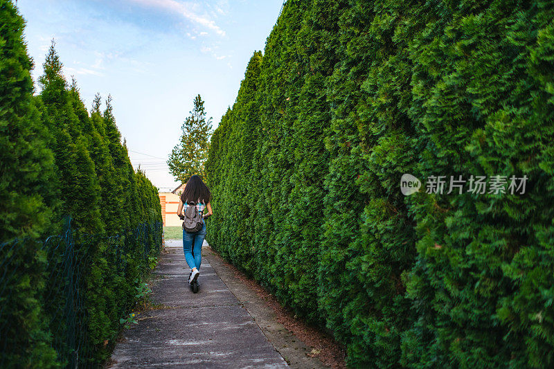 年轻女子驾驶电动踏板车