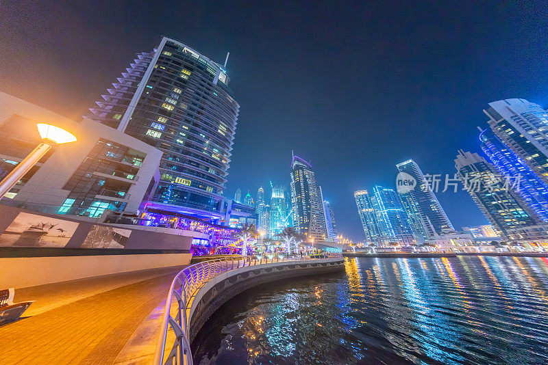 阿联酋运河上的迪拜码头夜景