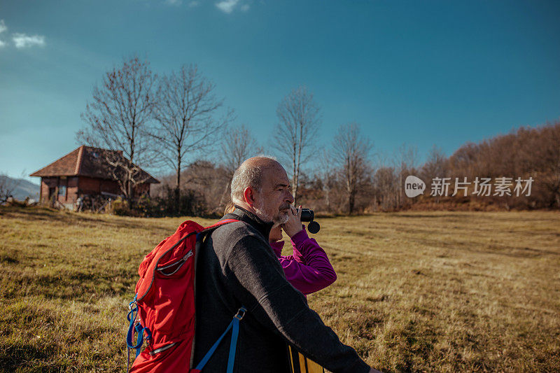 老年夫妇一起徒步旅行