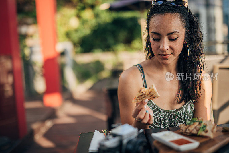 一位女士独自坐在餐厅吃午饭