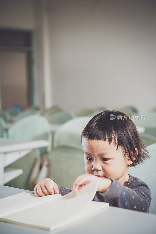 一个中国女孩在教室里学习