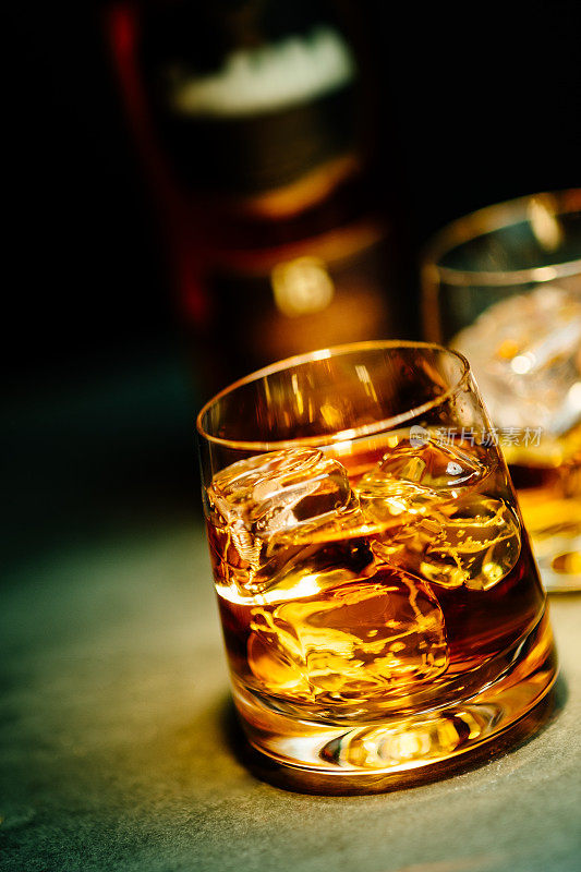深夜一杯加冰的威士忌