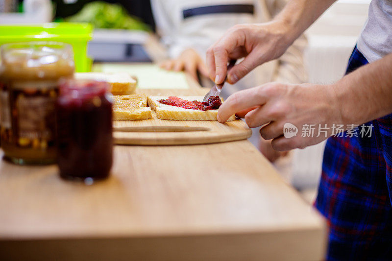 为学校做花生酱和果冻三明治