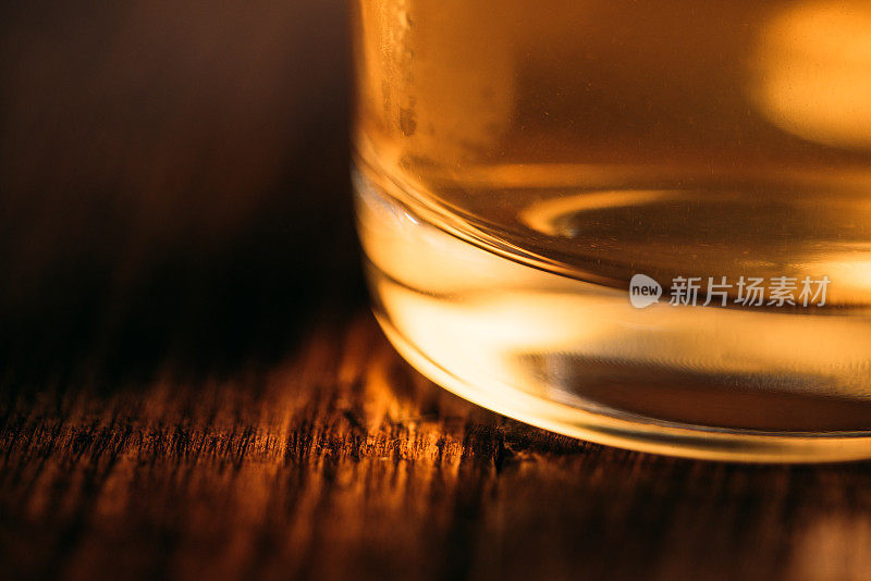 靠近在木桌上用玻璃杯盛着的苏格兰威士忌