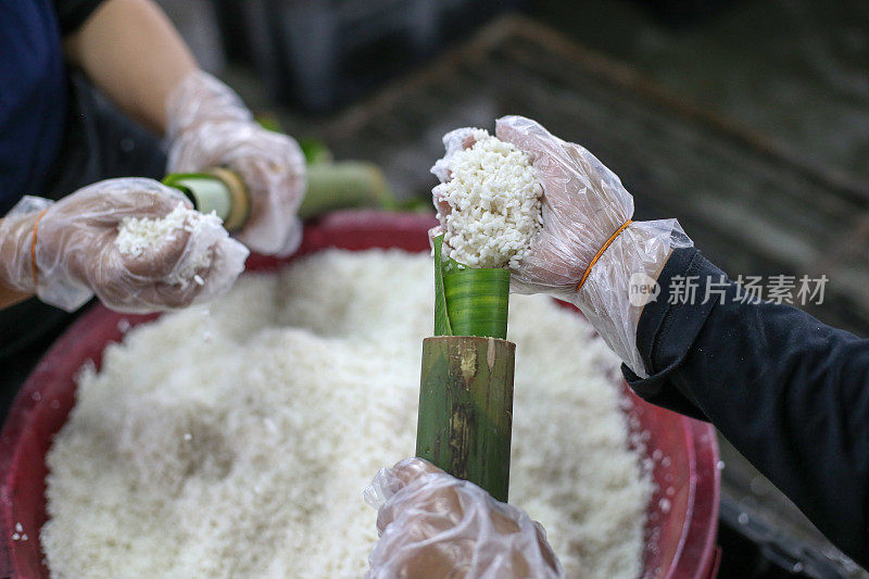 典型的亚洲食物――“Lemang”(芭蕉叶包竹蒸糯米)