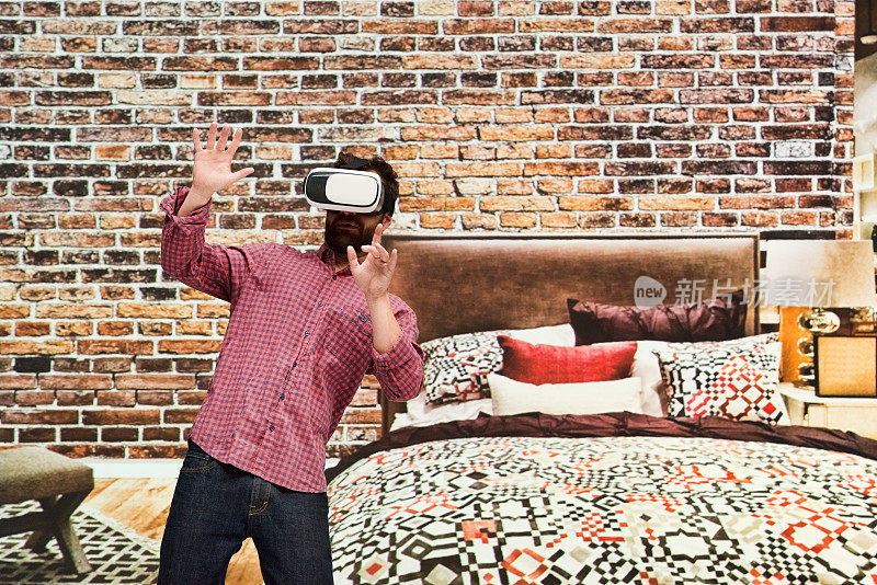 白人男性在卧室里使用虚拟现实模拟器