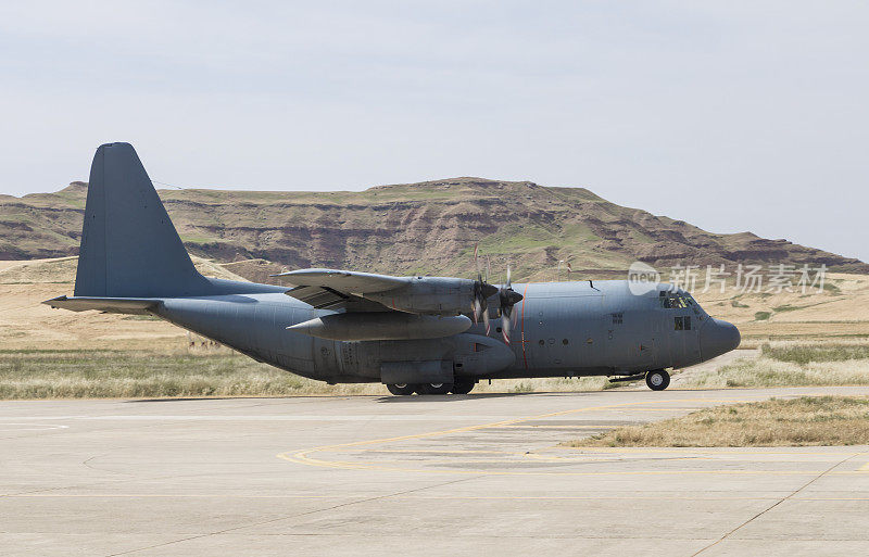 C-130大力神运输机从跑道起飞