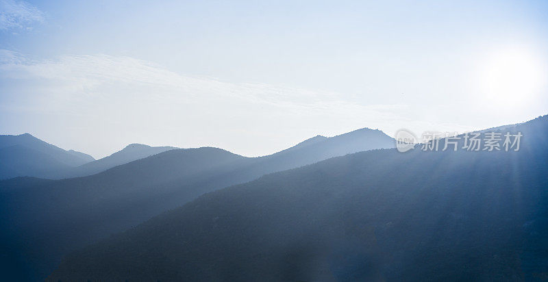 黄昏时的层层山峦