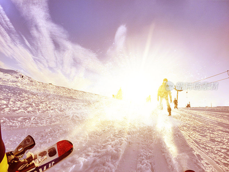 滑雪者向山下跑的低角度镜头