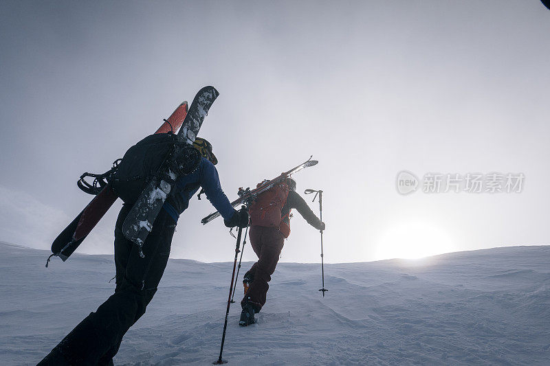 滑雪登山运动员攀登积雪的山脊线