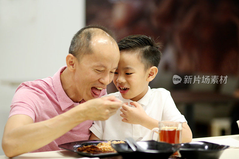 东南亚:成人在餐厅用餐