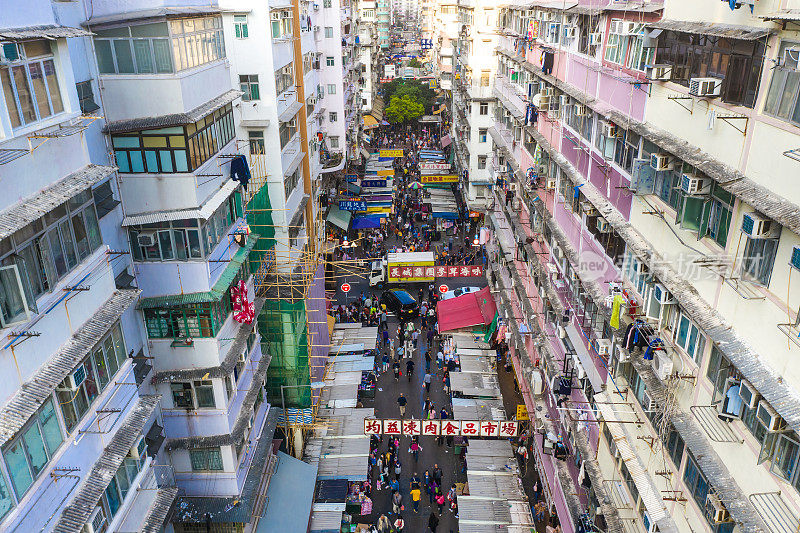 拥挤的香港九龙街头小吃市场