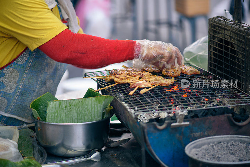 烧烤沙茶在街头小贩摊位