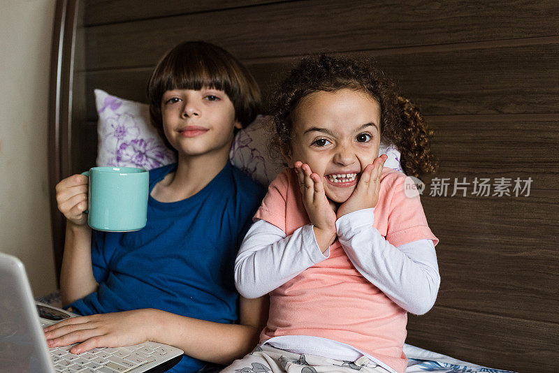2019冠状病毒病:隔离期间，儿童在家观看视频