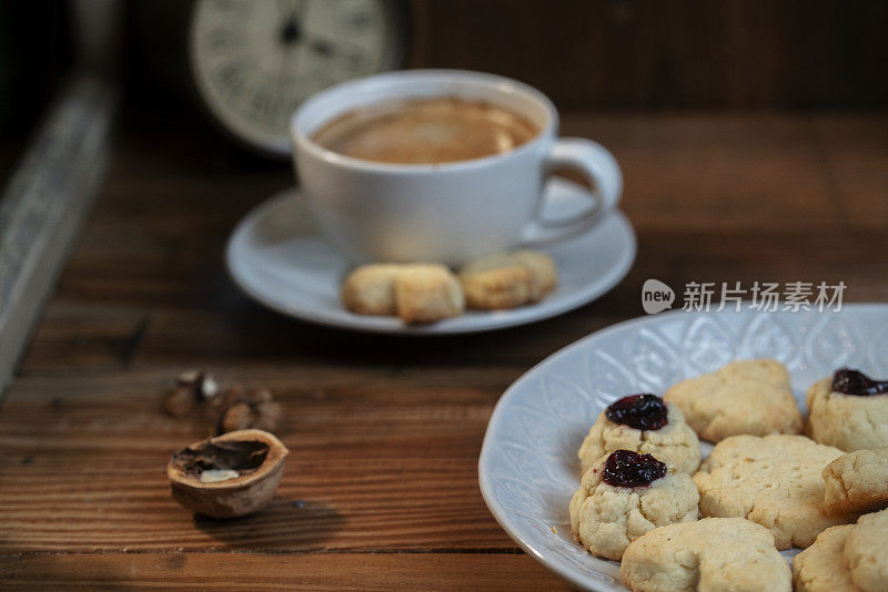 在家烤饼干和喝咖啡