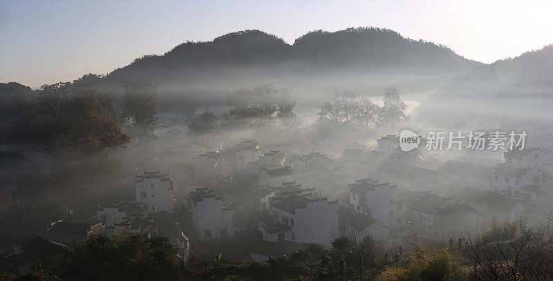 中国婺源石城的晨雾