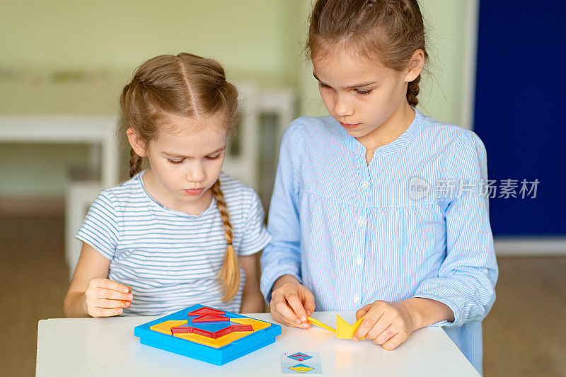 两个小女孩在解数学题