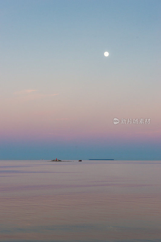 夕阳与芬兰湾船的剪影