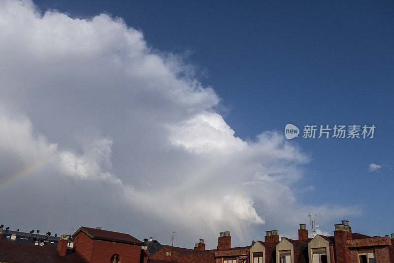 雷雨过后城市上空乌云密布