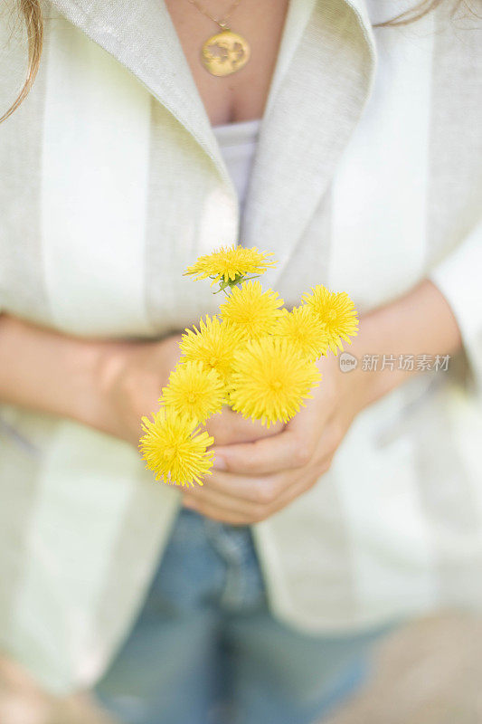 年轻迷人的漂亮女人拿着花