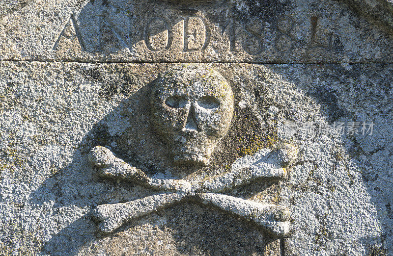 在西班牙加利西亚的一个墓地里的一个坟墓里的死亡头骨