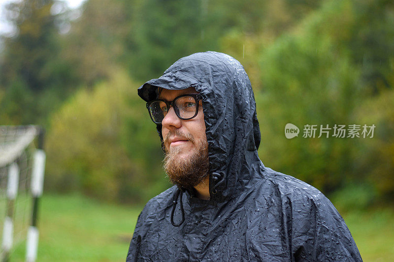 暴风雨过后，那个小男孩欣赏大自然的美景