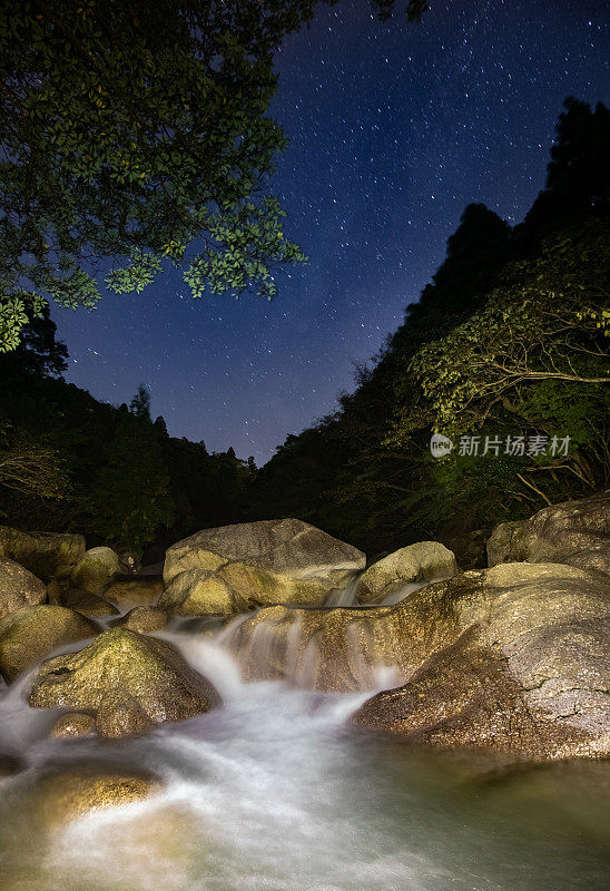 夜晚星空下的瀑布