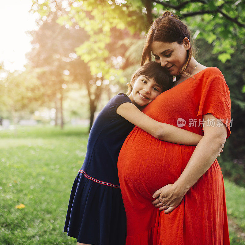 怀孕的妈妈和她的女儿喜欢公园