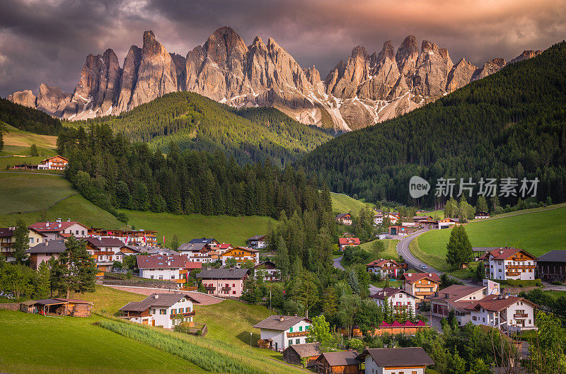 风景如画的圣玛格达莱纳日落，Dolomites阿尔卑斯山-意大利