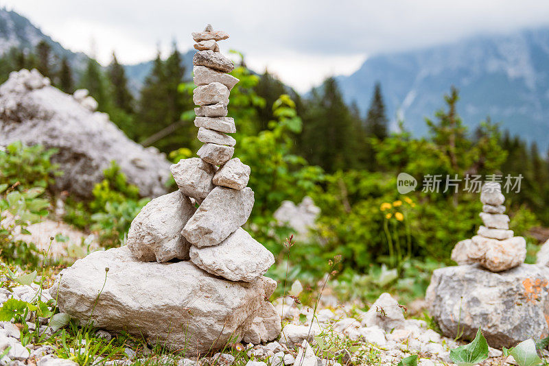 平衡的卵石堆在山上