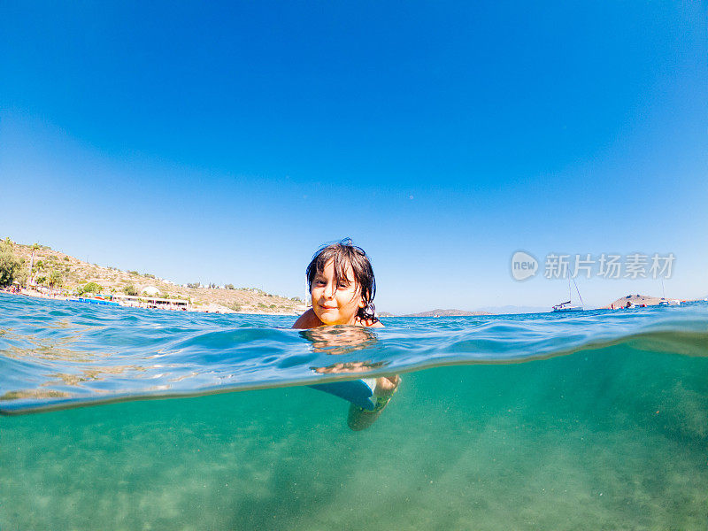 小男孩在海里游泳