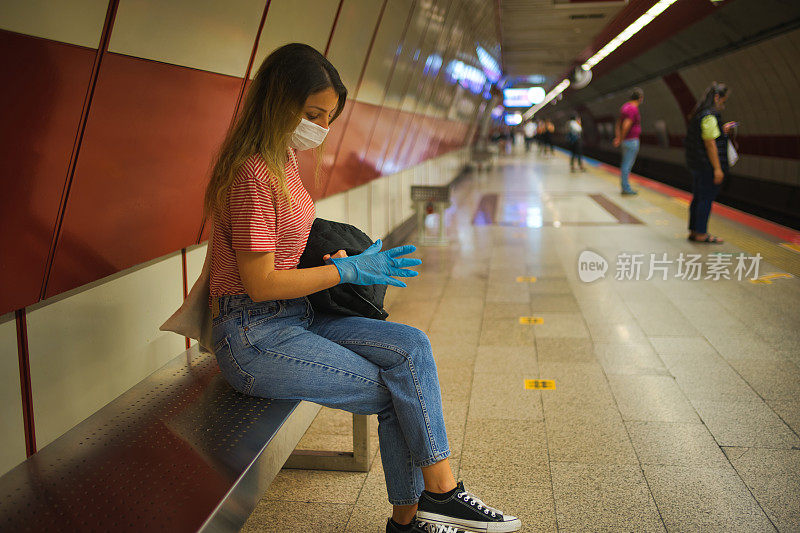 2019冠状病毒病期间，戴口罩的妇女在伊斯坦布尔地铁出行
