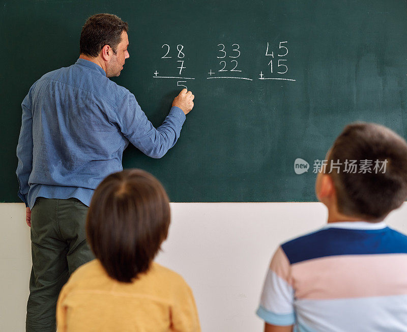 孩子们在教学楼的教室里学习数学。教育