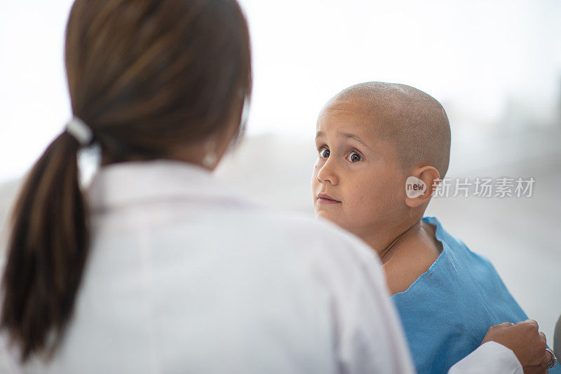年轻的癌症病人受到医生的同情