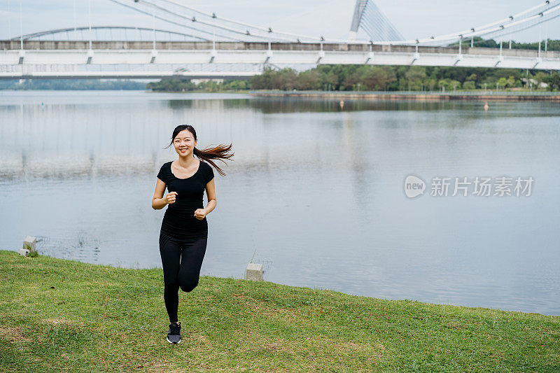 精力充沛的年轻亚洲女人热身跑步