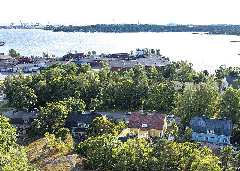 城市景观。芬兰科特卡的老城区中心。从顶部俯瞰海湾和小房子。