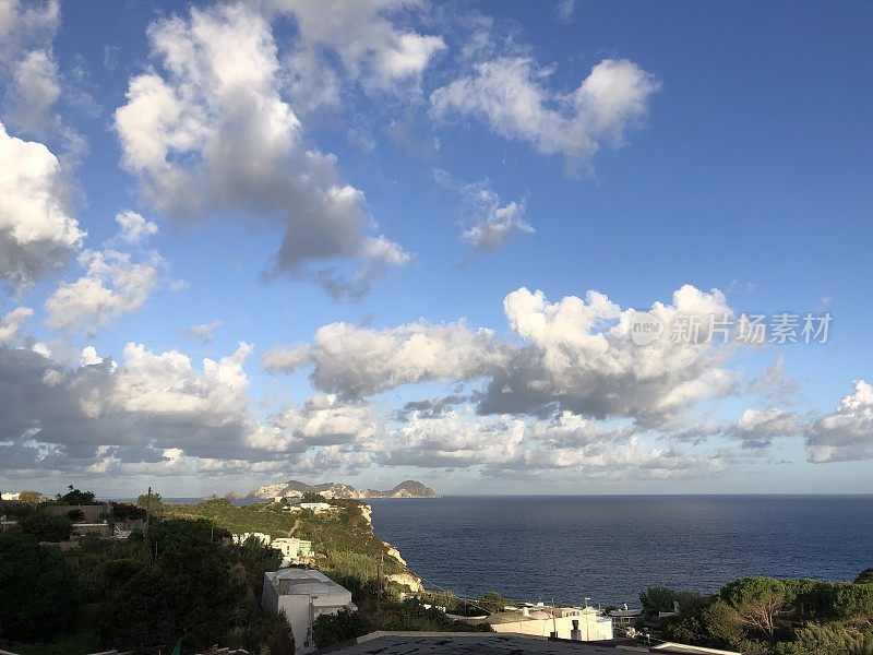 从意大利的庞萨岛俯瞰地中海的全景
