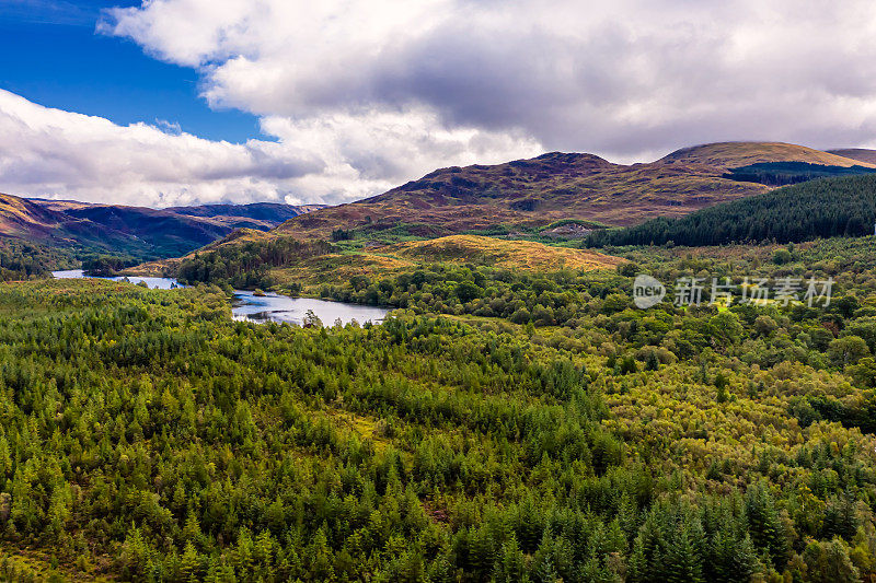 在邓弗里斯和加洛韦的苏格兰湖泊和森林的高空视角