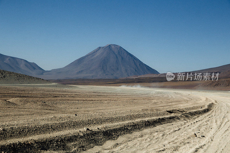 在玻利维亚Altiplano的拉古纳佛得角附近的火山