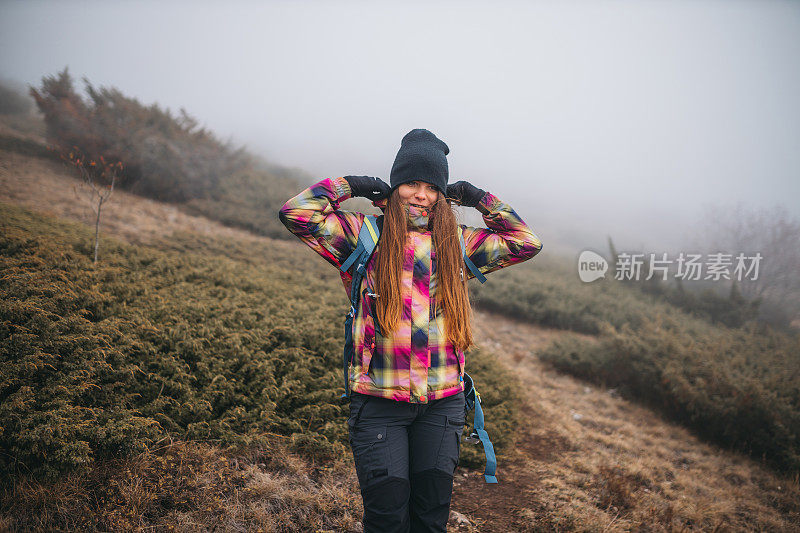 女人旅游徒步独自在山里冒险背包健康积极的生活方式户外