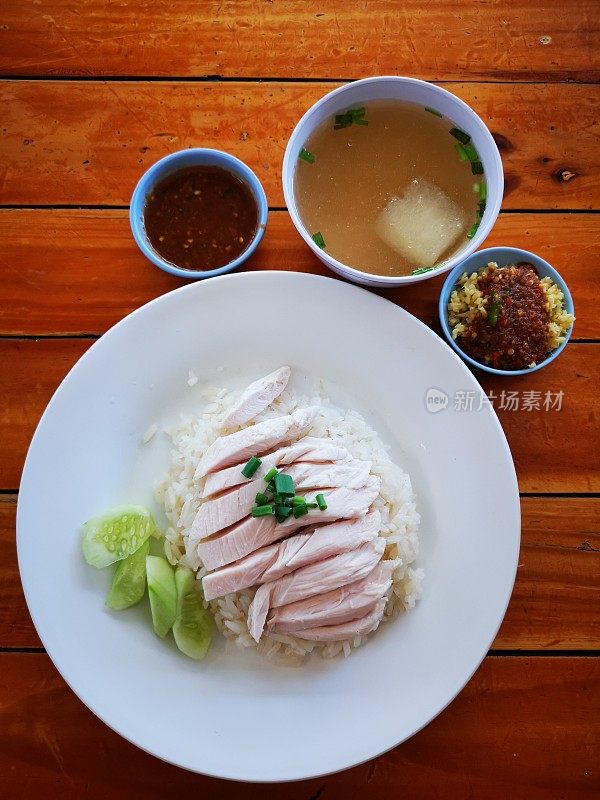 鸡饭配汤和酱汁