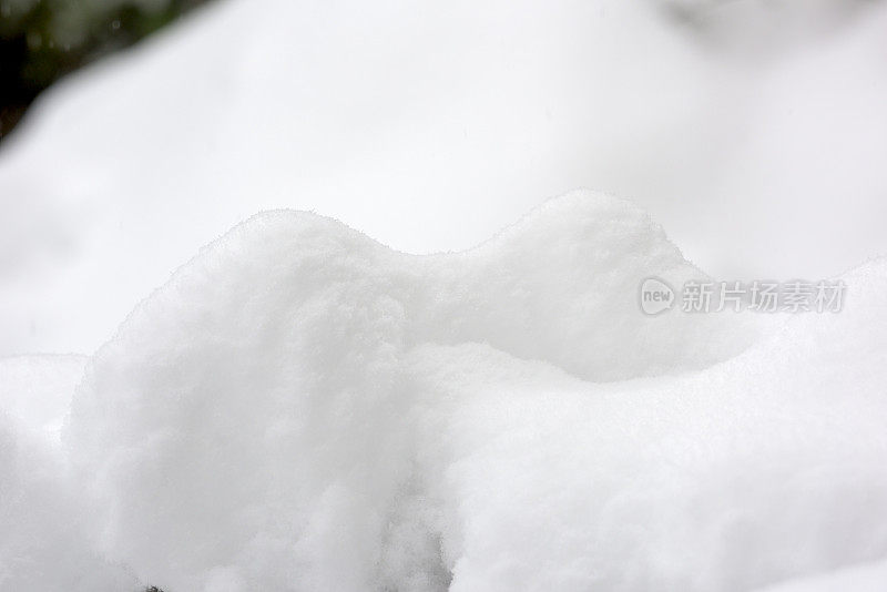 雪堆中的雪