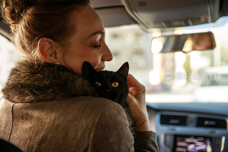 复制空间拍摄的女人和她的猫，而坐在一辆车里