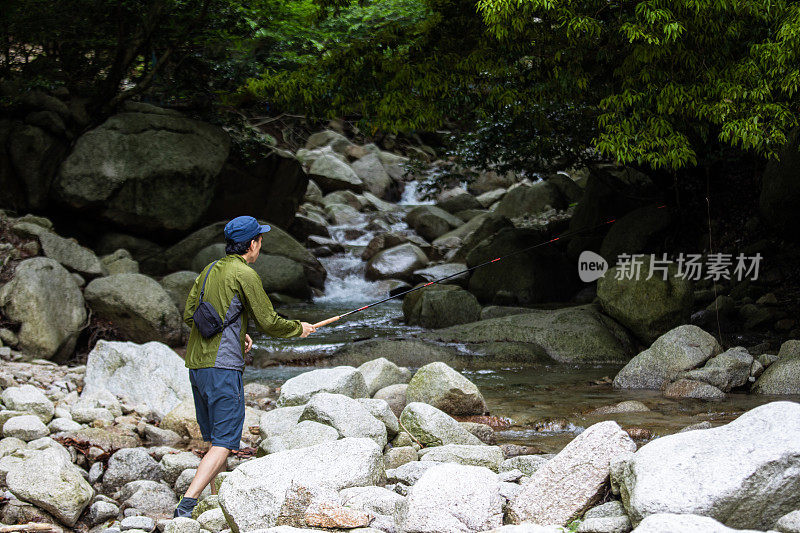 大自然中的天卡拉人飞在山涧钓鱼