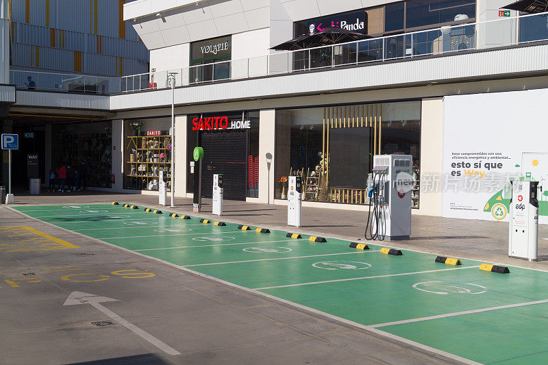 多斯赫马纳斯(西班牙塞维利亚)一家购物中心停车场的电动汽车充电站。