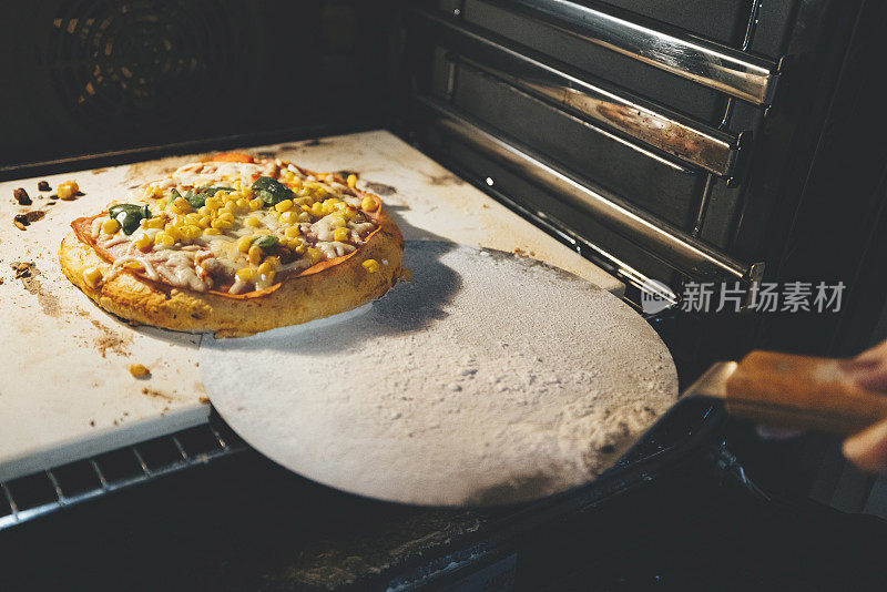 把自制的那不勒斯披萨从烤箱里拿出来放在披萨石上