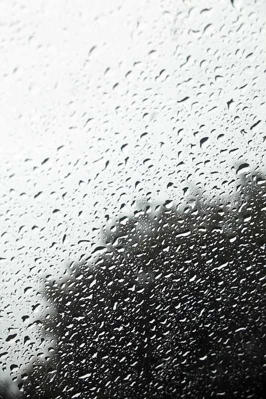 在雨天透过窗户看。